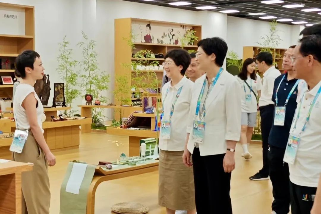 省、市向导视察大运村“有礼在四川”四川特色商品馆